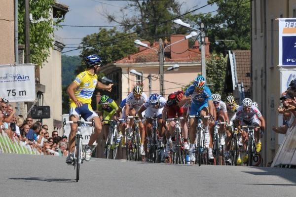 Romain Feillu (Vacansoleil) has plenty of time to check out the field sprint.