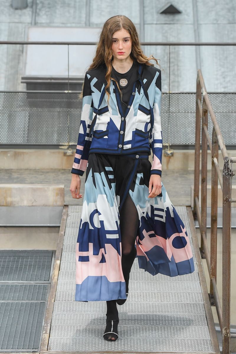 Clothing, Fashion, Street fashion, Fashion model, Fashion show, Runway, Outerwear, Coat, Trench coat, Dress,