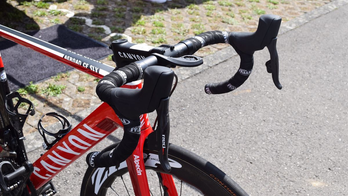 The Canyon Aeroad was equipped with SRAM Red eTap HRD, the disc brake version of the wireless groupset