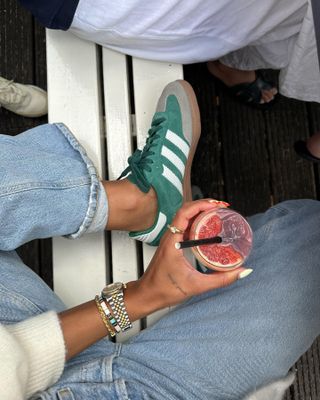 @amaka.hamelijnck wears green adidas trainers with blue jeans