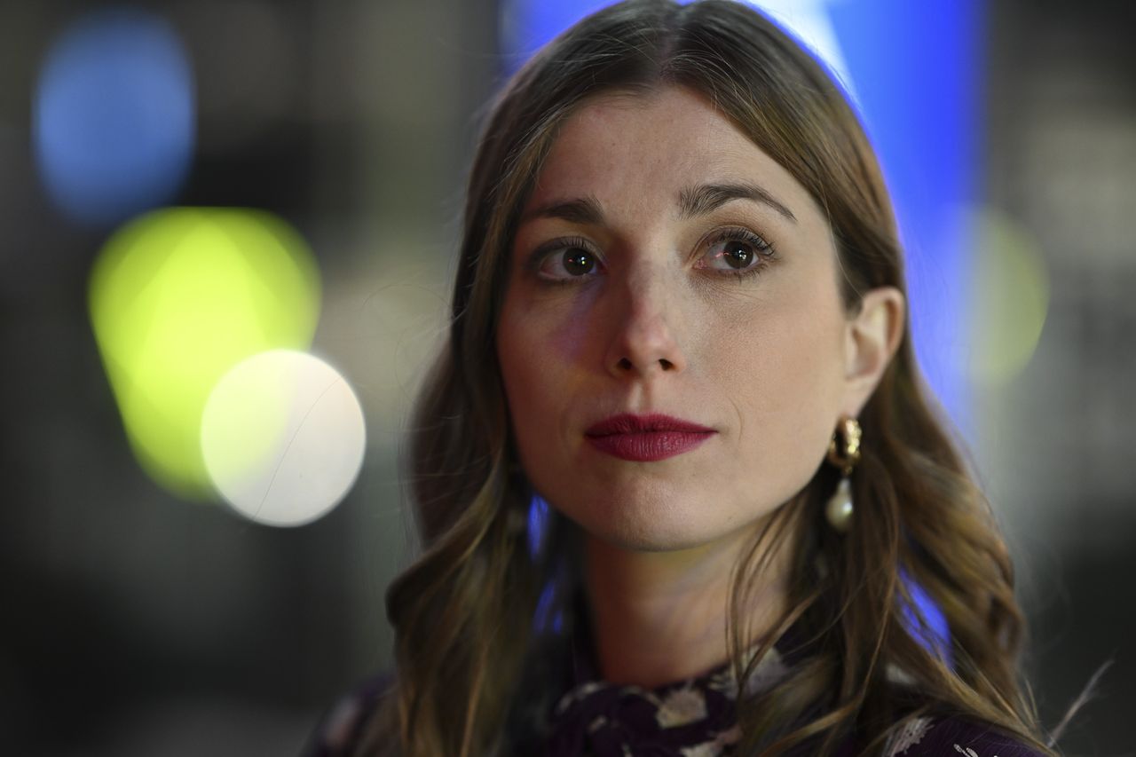 Head and shoulders portrait at night with background lights and circular bokeh