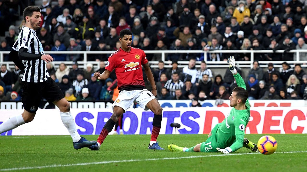 Marcus Rashford scores for Man Utd