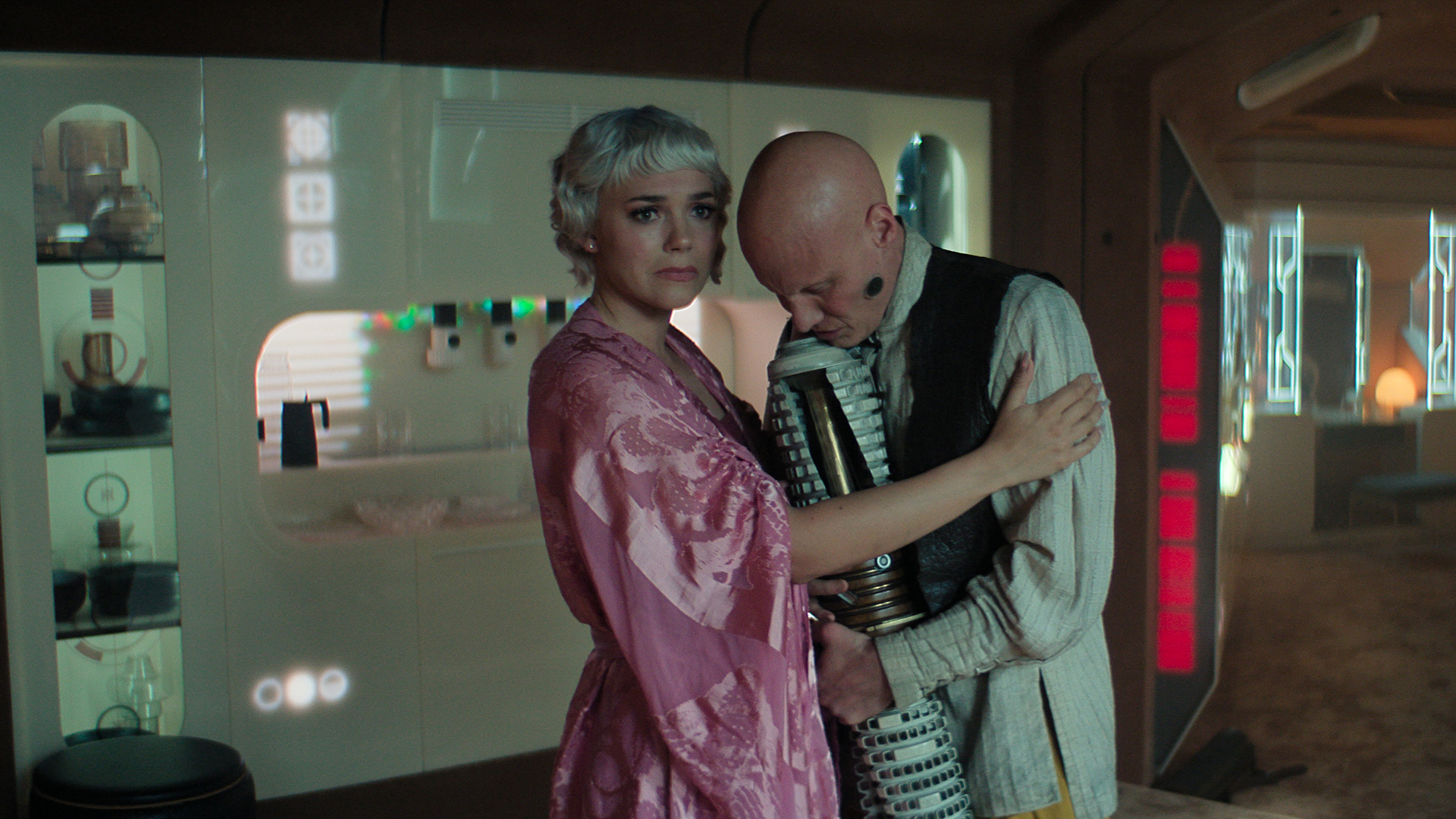 Bayta Mallow consoling Magnifico Giganticus in Foundation season 3 episode 5