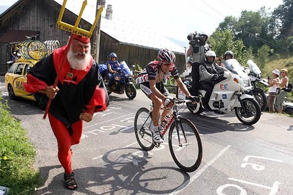 The devil tries to tempt Carlos Sastre