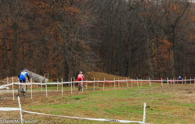Katerina Nash (Luna Pro Team) enters the woods with a huge gap on Anderson and Pendrel with one lap to go