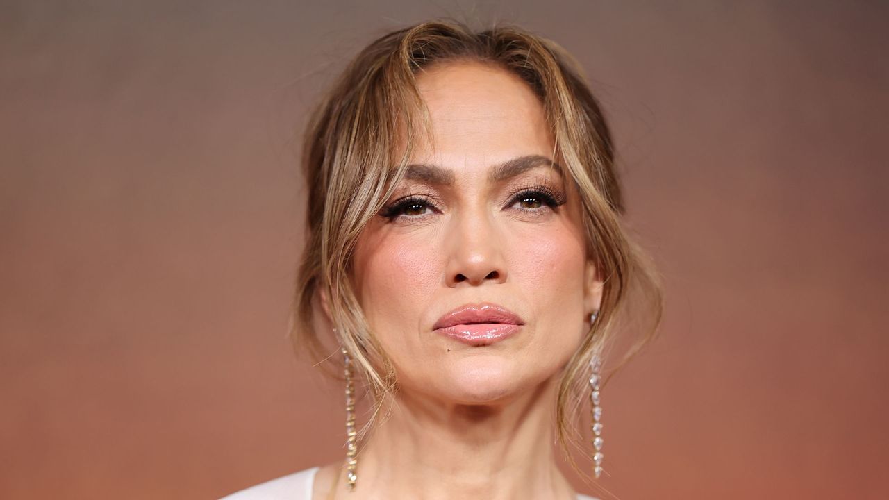  NAUCALPAN DE JUAREZ, MEXICO - MAY 21: Jennifer Lopez poses during the &#039;Atlas&#039; Mexico City Fan Event at Plaza Toreo Parque Central on May 21, 2024 in Naucalpan de Juarez, Mexico. (Photo by Hector Vivas/Getty Images)