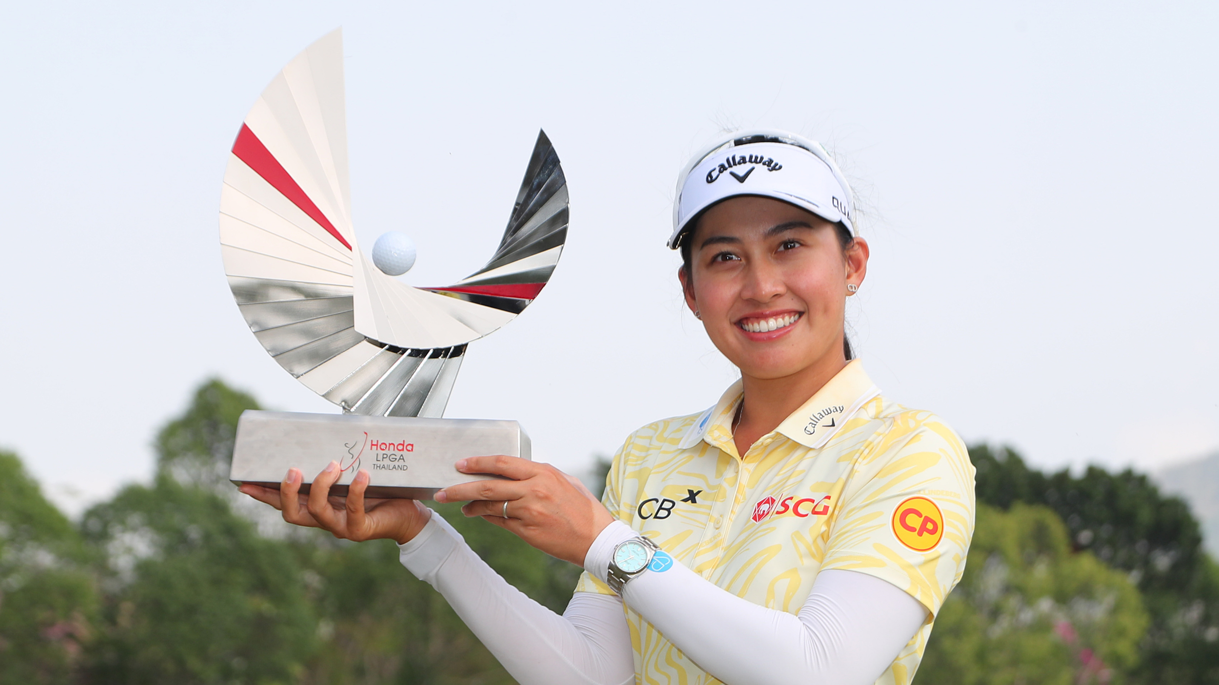 Jeeno Thitikul with the Honda LPGA Thailand trophy 