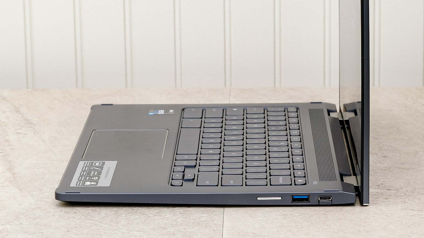 Acer Chromebook Spin 714 en perfil en el escritorio, lado derecho mostrando