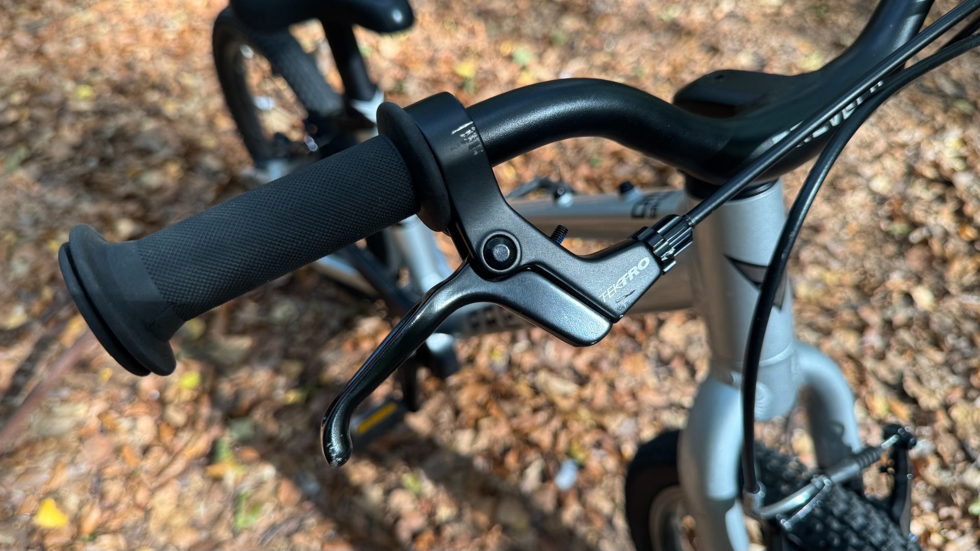 Child-sized Tektro V-brake levers