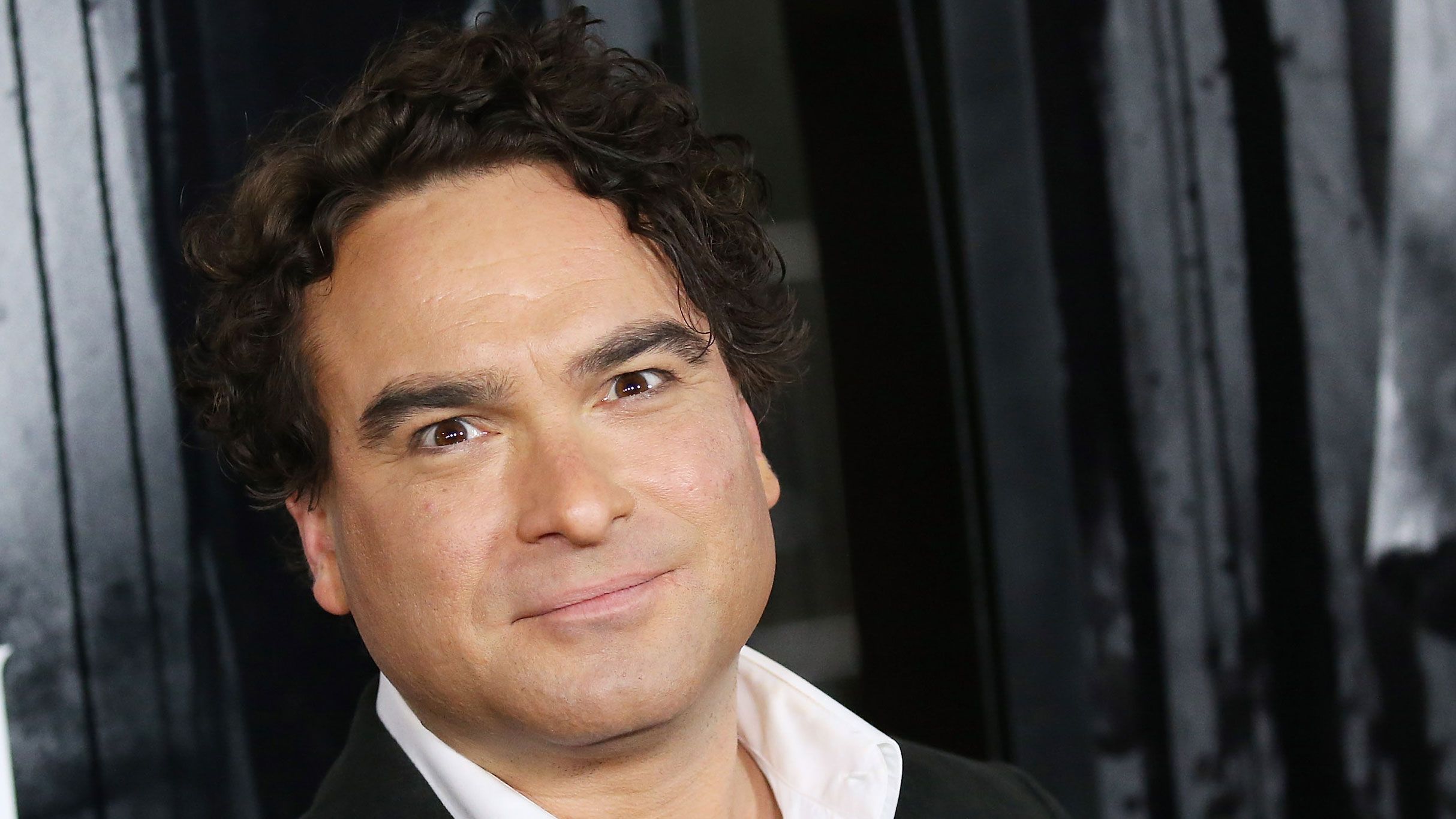 Johnny Galecki’s Cabin-Style Kitchen Is the Ultimate Cozy Retreat