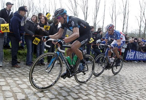 Juan Antonio Flecha (Sky) and American champion George Hincapie (BMC) power over the cobbles.