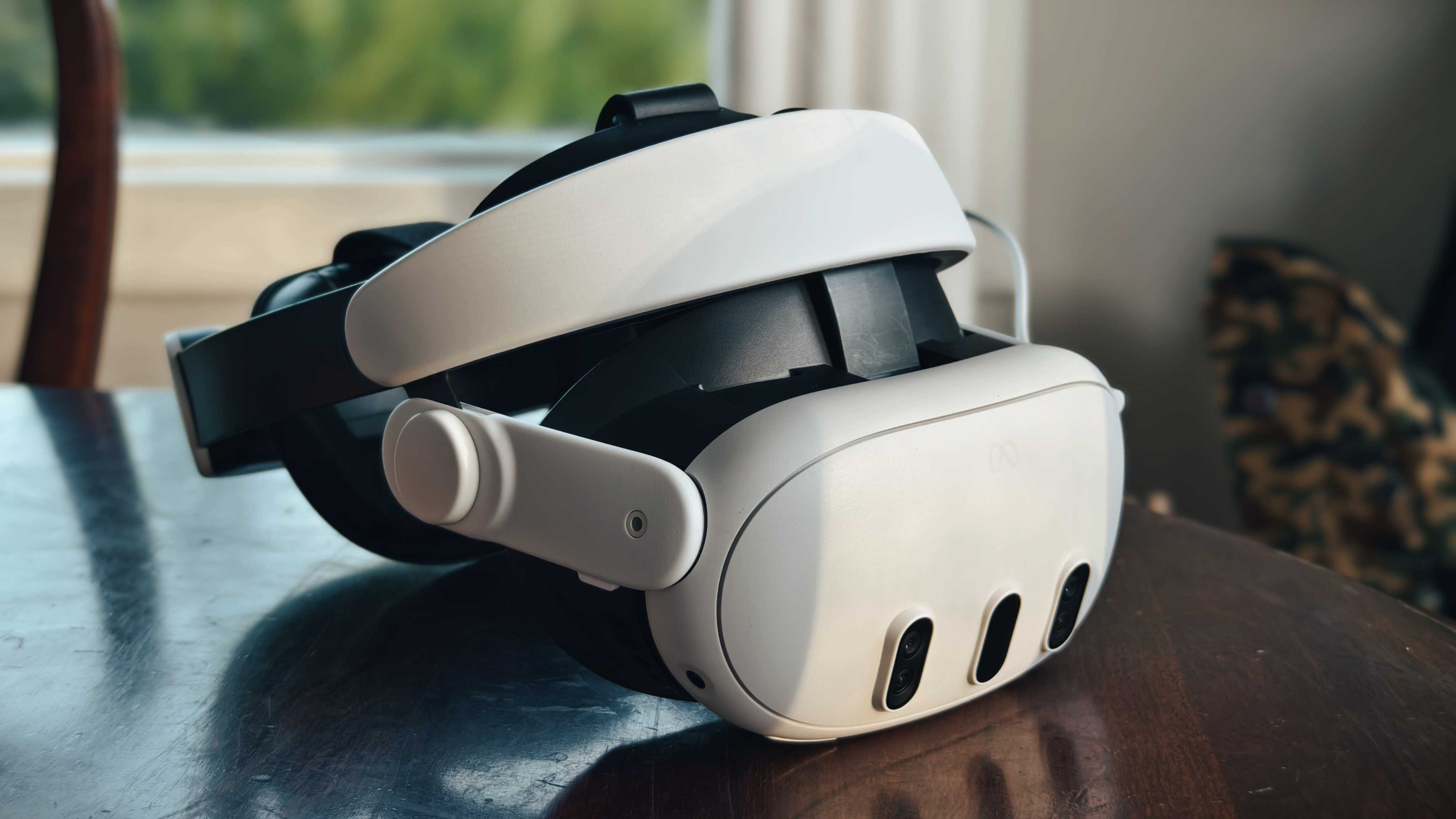 A photo of the Quest 3 with the Kiwi Design H4 Head Strap attached, from the front view showing the forehead strap