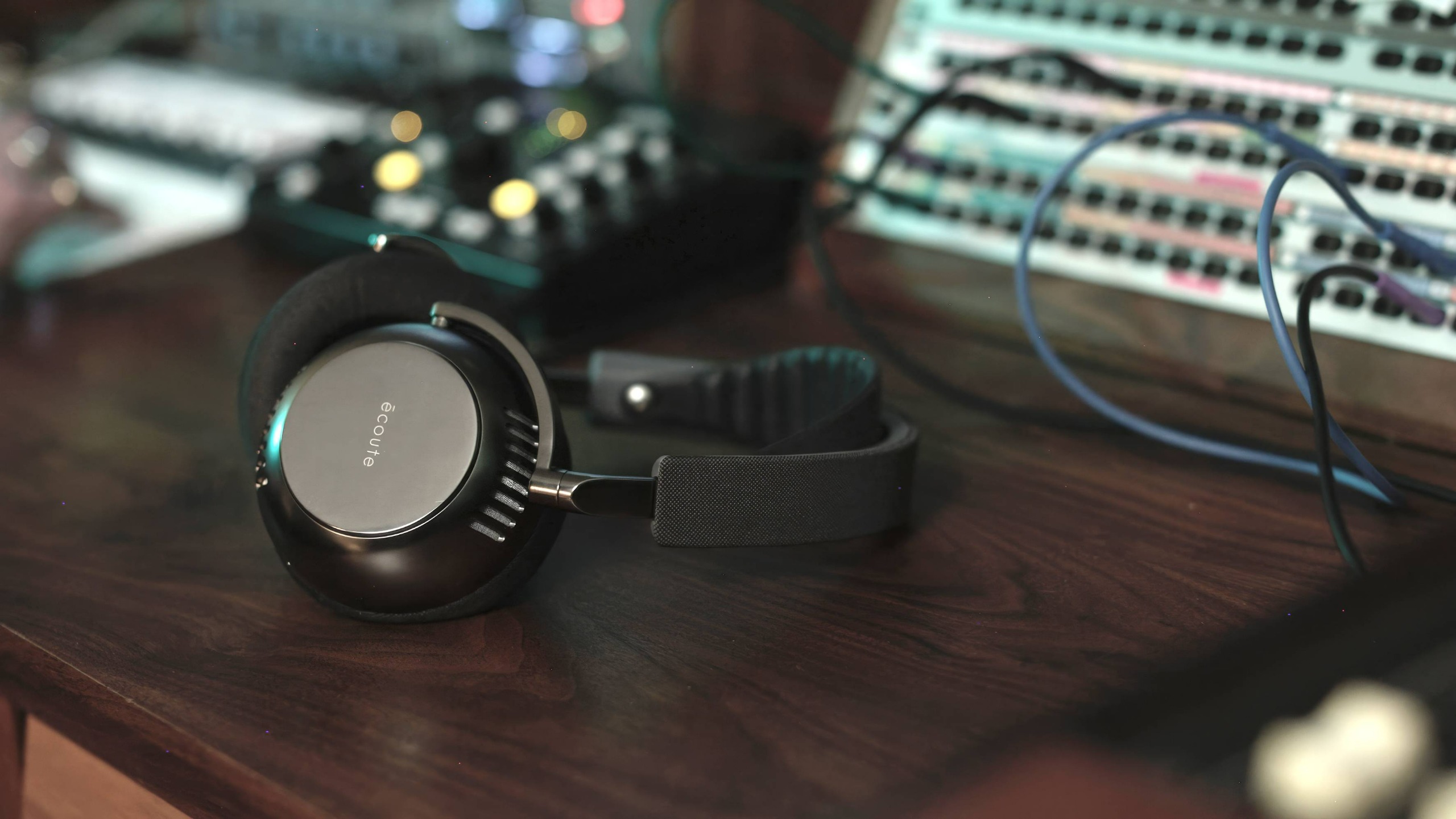 The &amp;Eacute;coute TH2 on a wooden desk next to some equipment