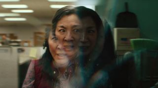 Michelle Yeoh bakom ett krossat glas i filmen Everything Everywhere All at Once.