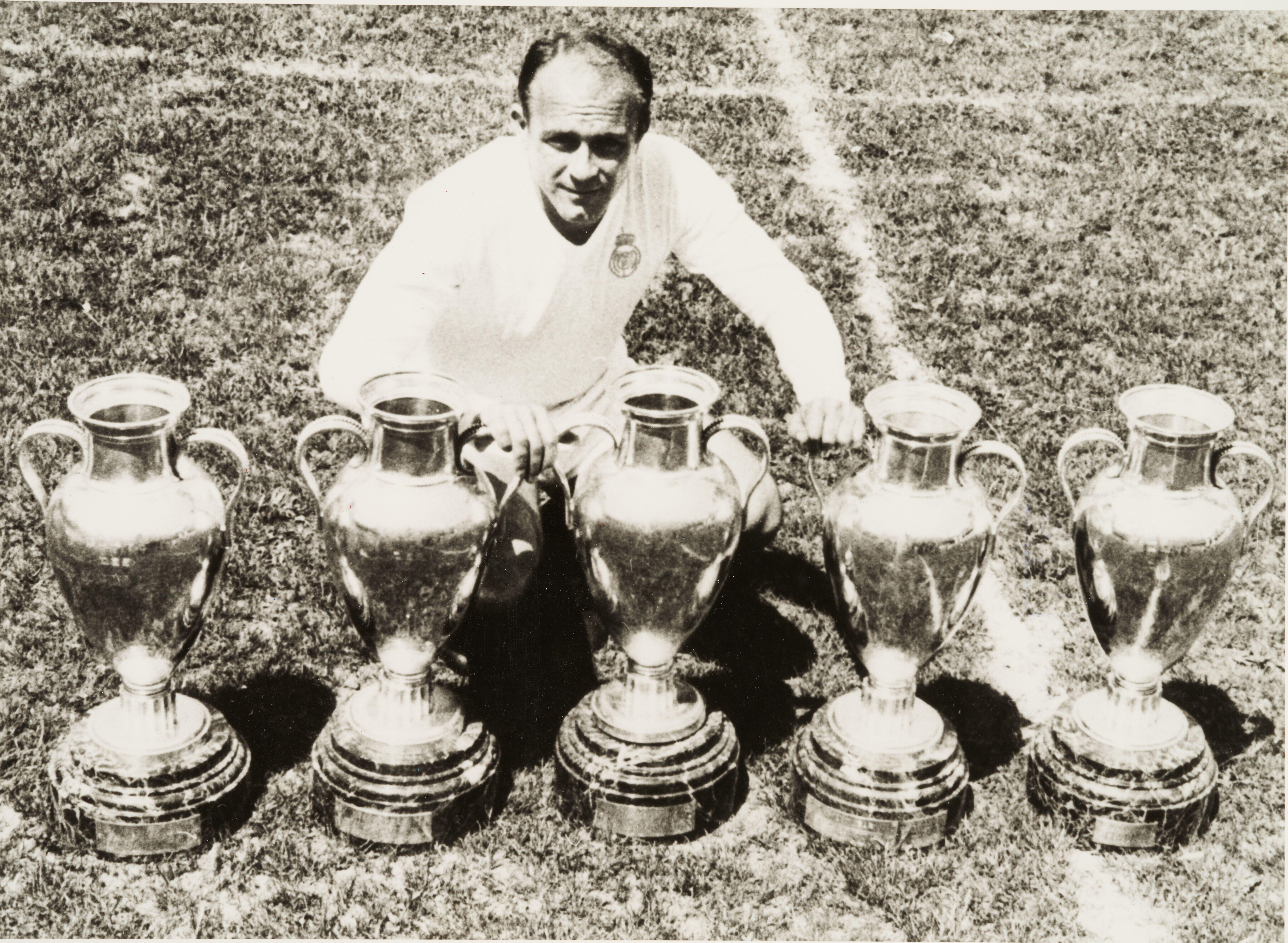 Alfredo Di Stefano poses with the five consecutive European Cups he won with Real Madrid between 1956 and 1960