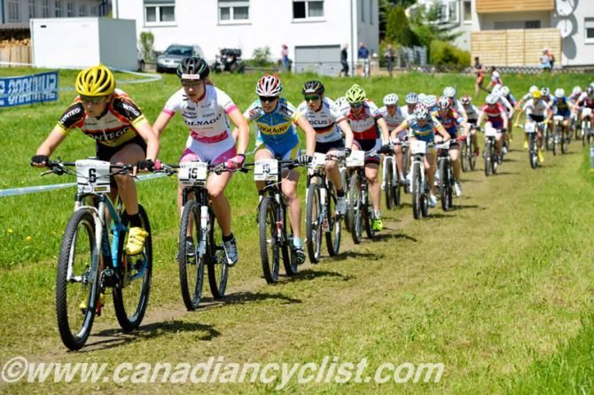 Mariske Strauss (RSA) leading at start