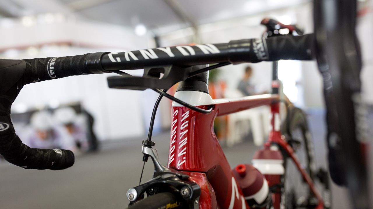 Internal cable routing for the brakes