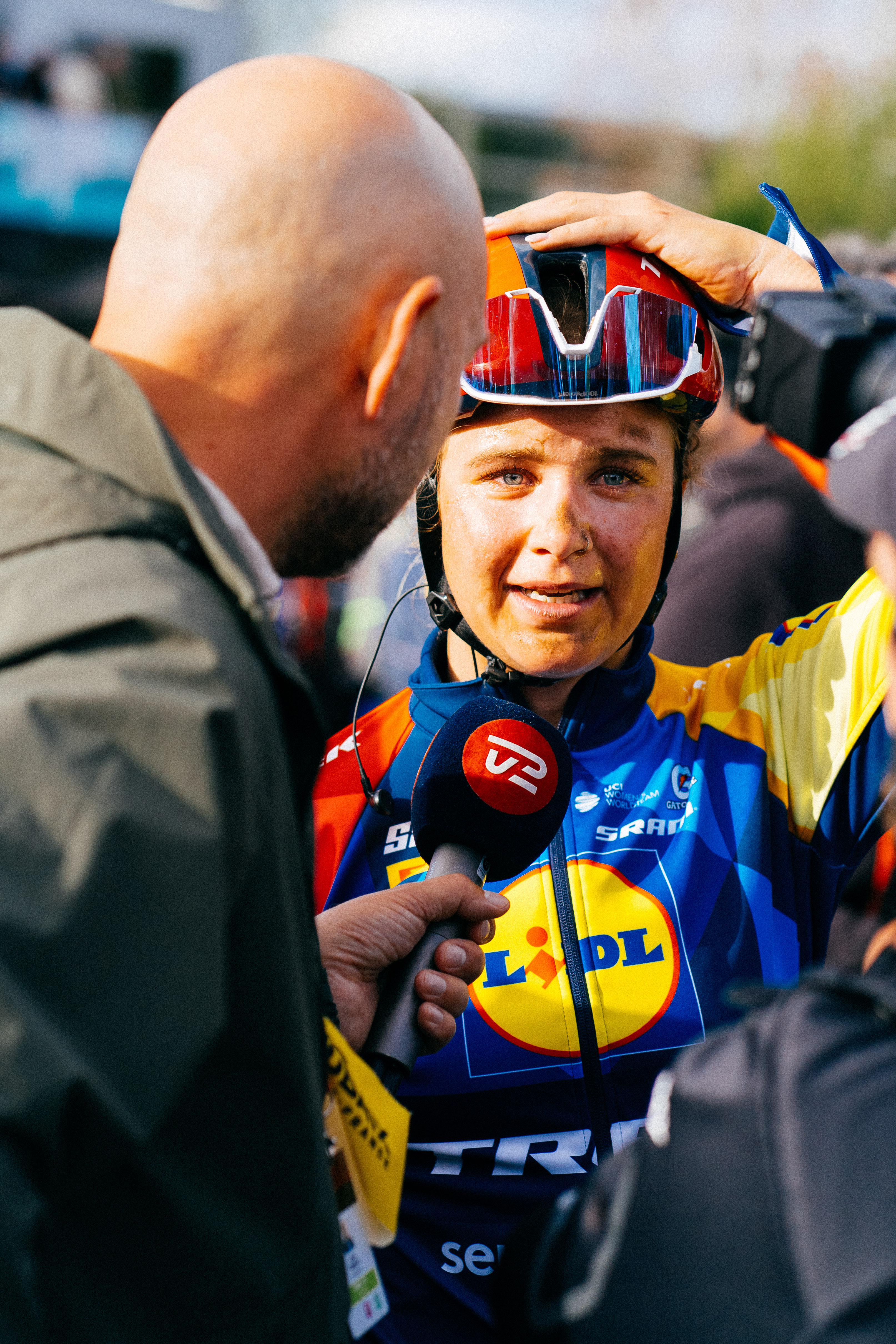 Ciclistas profesionales al final de la París-Roubaix