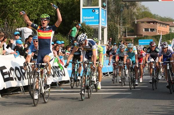 Rojas wins the bunch sprint with a good margin