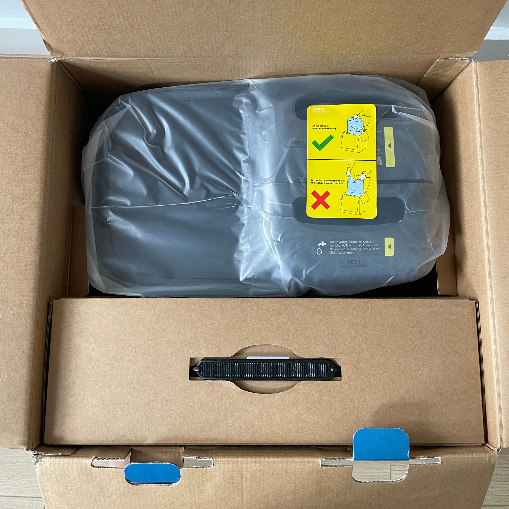 Eufy Robot Vacuum Omni E25 components in the box