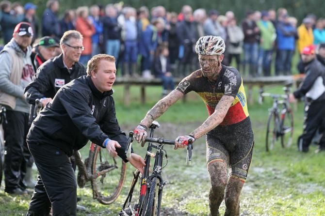Klaas Vantornout (Sunweb-Napoleon Games) gets a clean bike in the pit