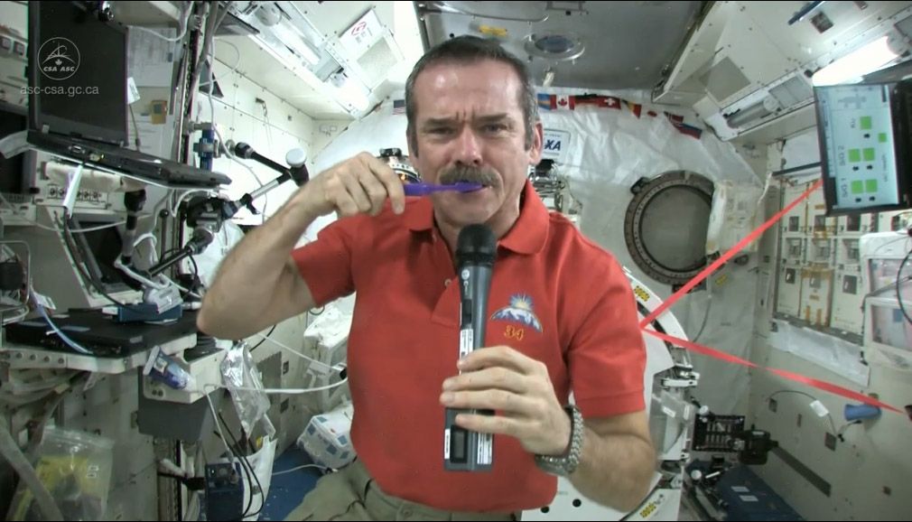 hadfield astronaut canadian brushing astronauts tanden poetsen iq liedje kicinski pizza