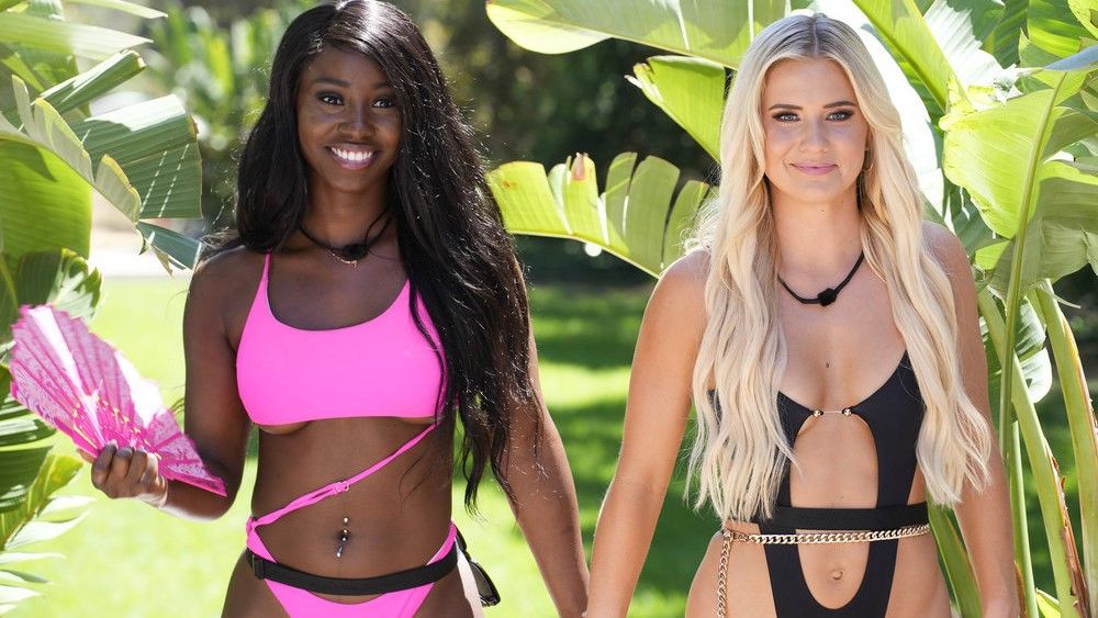 Sereniti Scott and Deb Chubb holding hands on Love Island USA season 4 premiere