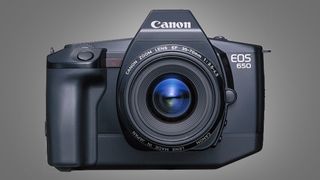 La fotocamera Canon EOS 650 su sfondo grigio