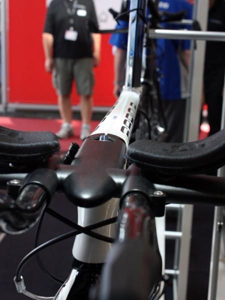 The integrated stem is positioned inline with the level top tube.
