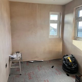 empty plastered room