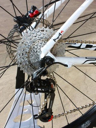 Alloy dropouts are used for better durability.