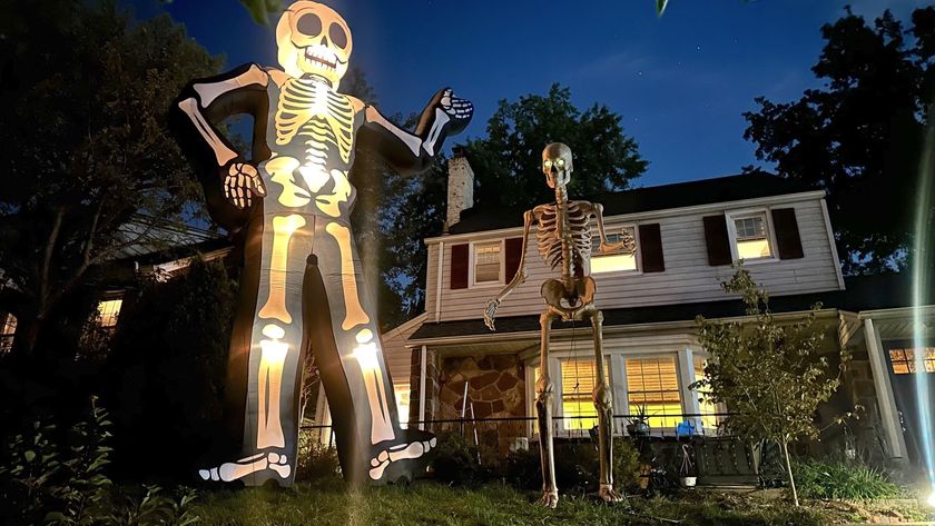 Lowe&#039;s 20-foot inflatable skeleton vs Home Depot 12-foot Skelly