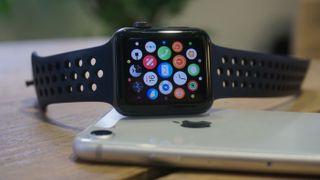 Apple Watch näyttö aktiivisena iPhonen päällä