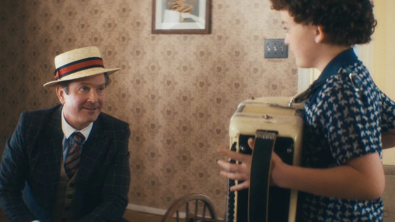 A traveling salesman (Thomas Lennon) brings young Al Yankovic his first accordion