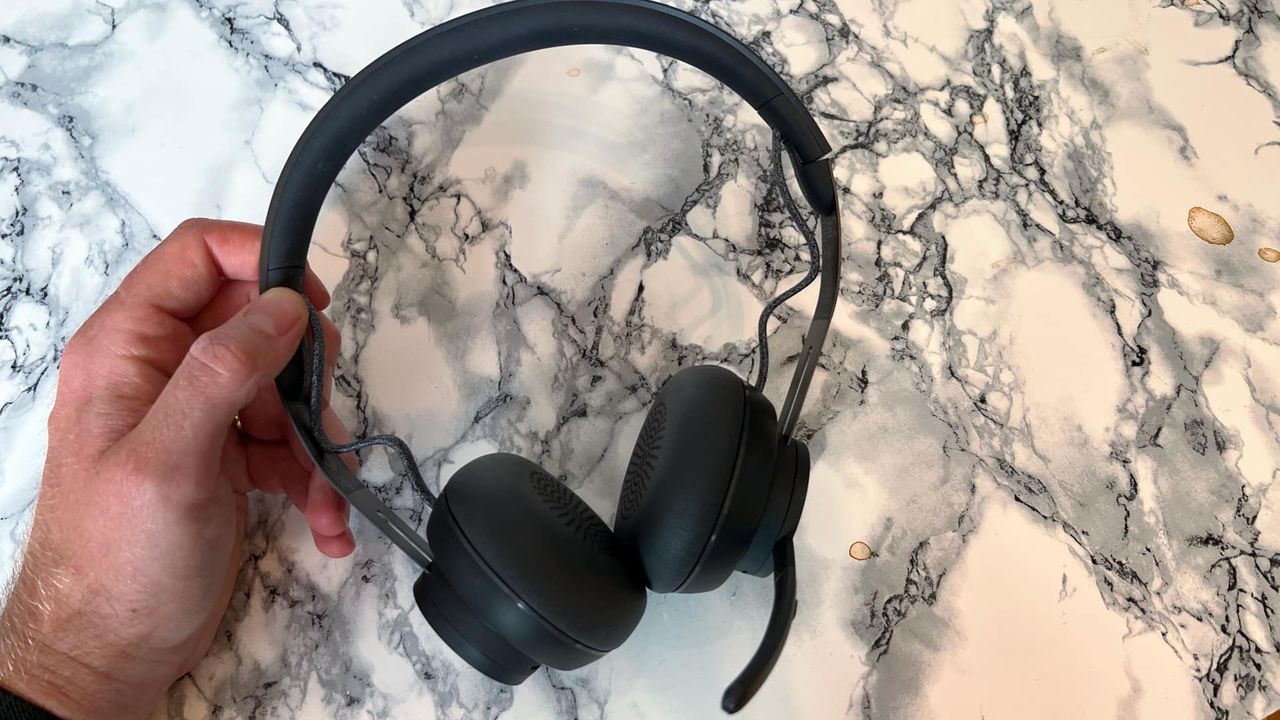 Logitech Zone wireless p&aring; ett marmorerat bord