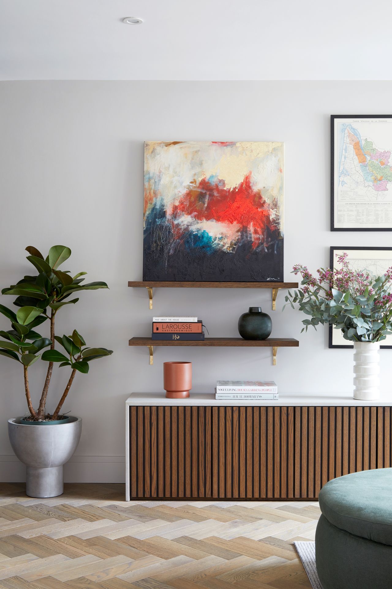 Neutral living room with open shelves