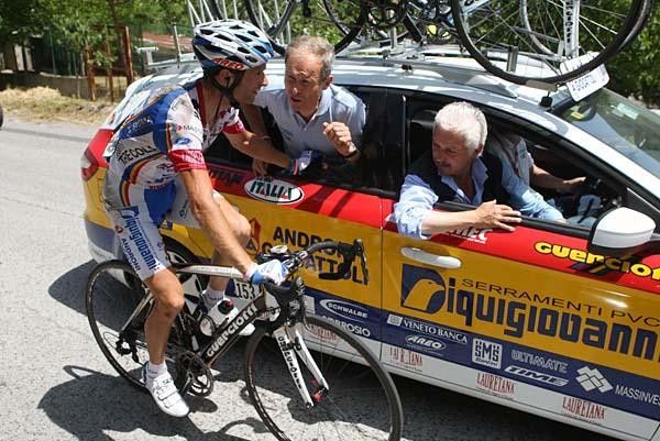 Michele Scarponi (Serramenti Diquigiovanni - Androni Giocattoli) gets some advice from the team car.