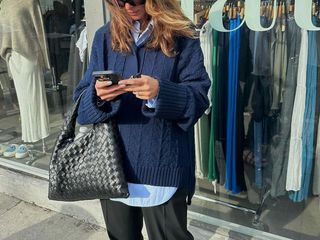 @jen_wonders holding a Bottega Veneta Hop Bag.