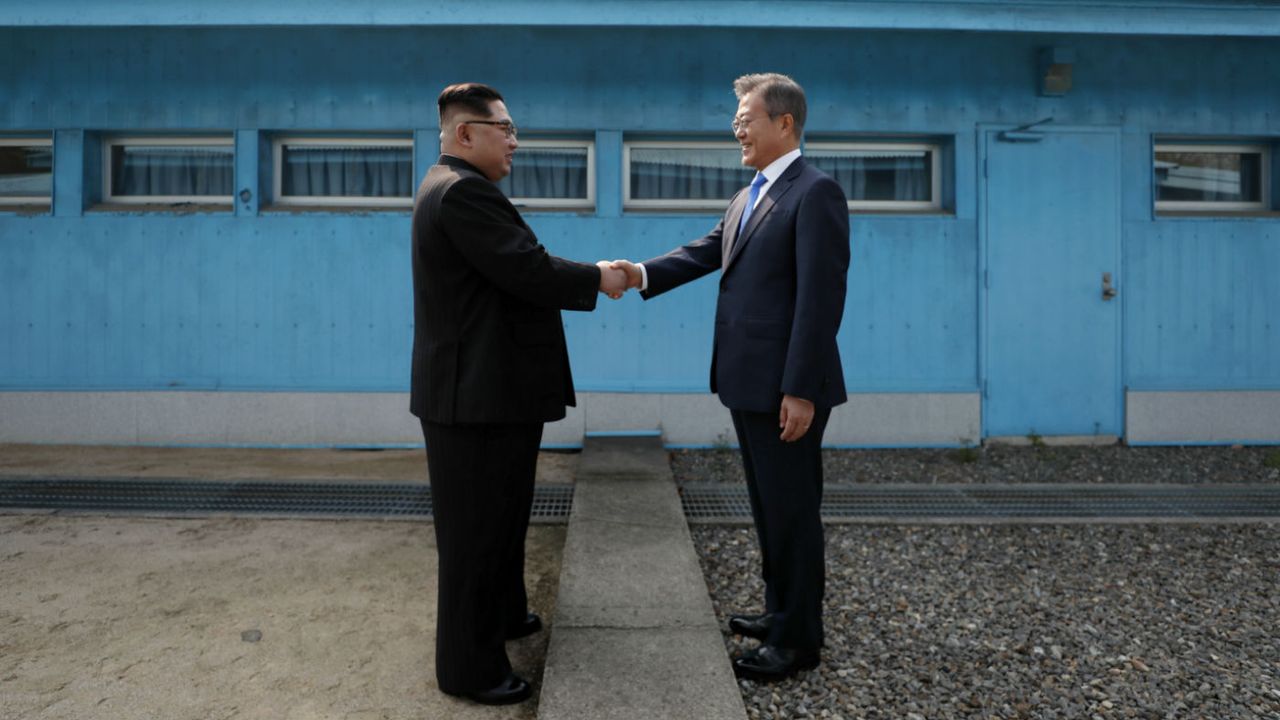 Kim Jong Un shakes hands with South Korea&amp;#039;s President Moon Jae-in