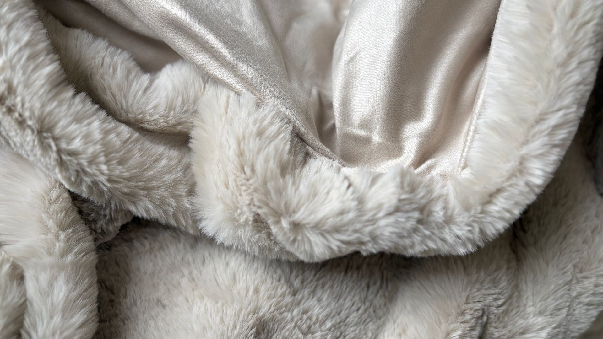 The White Company Faux Fur Heated Throw