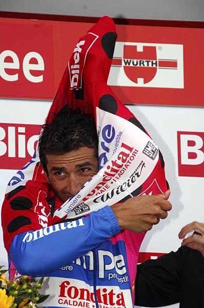 Daniele Bennati (Lampre) puts on the points jersey