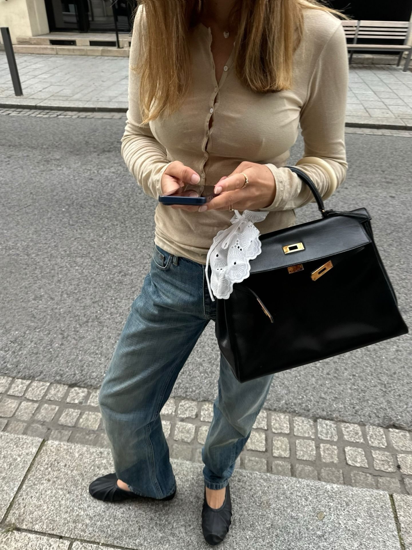 annelauremais wears a beige cardigan, jeans, ballet pumps and an undone handbag