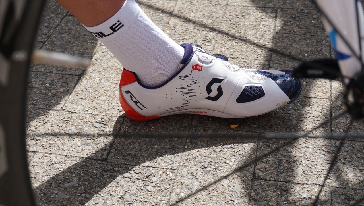 The shoes pay homage to Pinot's victory on Alpe d'Huez in 2015