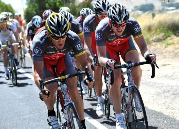 Lance Armstrong trades turns with his RadioShack teammates