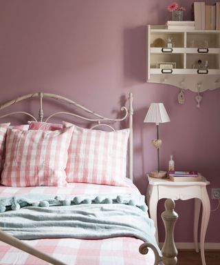 bedroom with bed and bedclothes