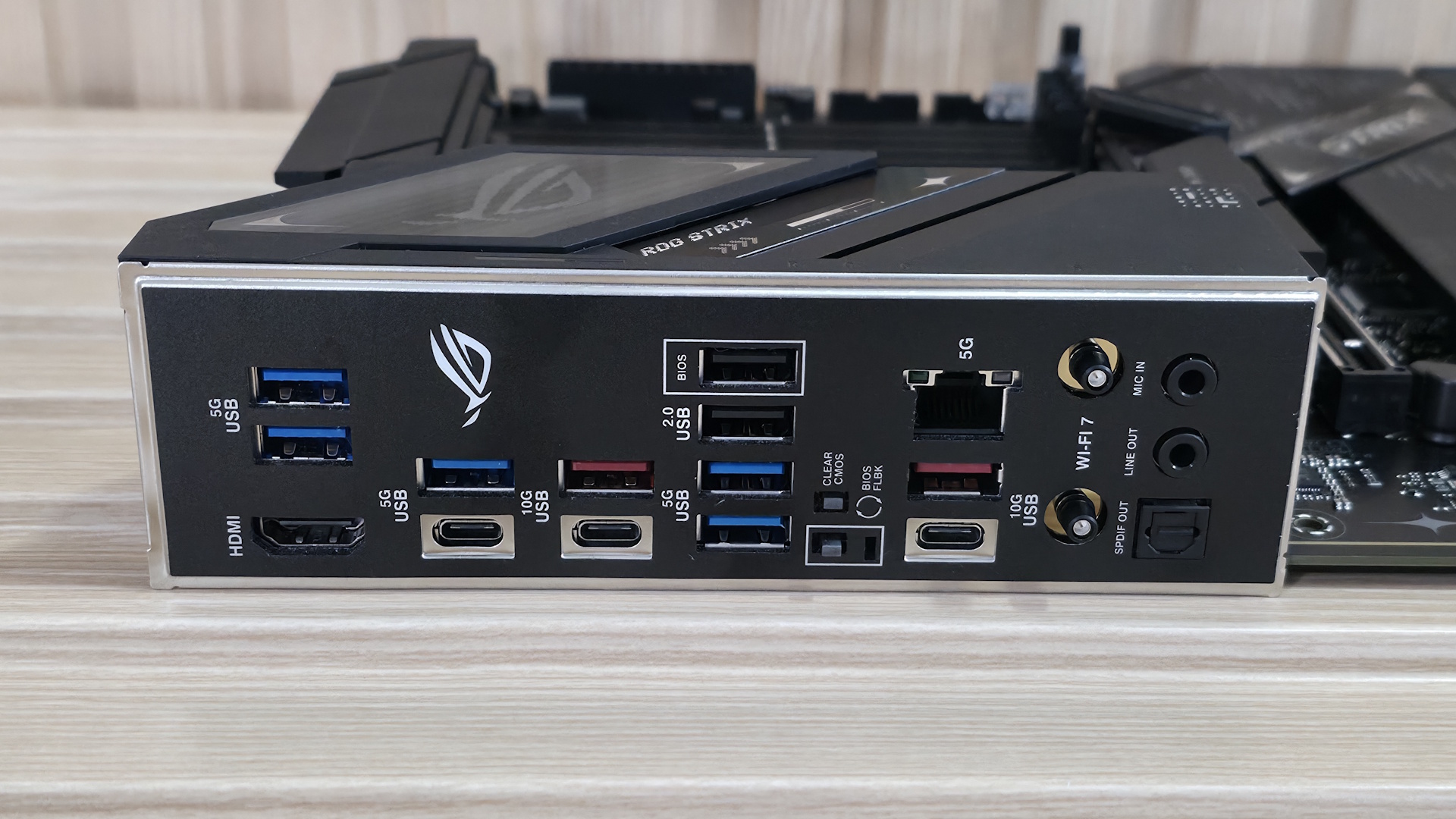 Asus ROG Strix B850-F Gaming Wifi Neo - Rear I/O