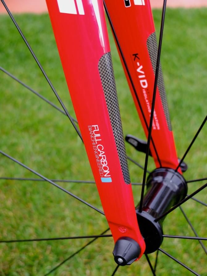 The full carbon fork has Kevlar inserts for shock absorption