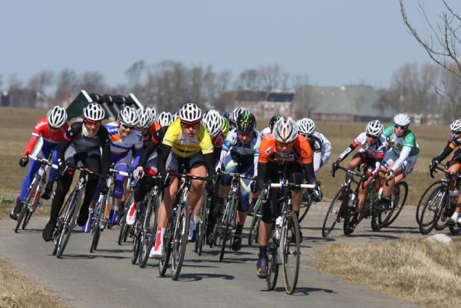 Adrie Visser leads the bunch