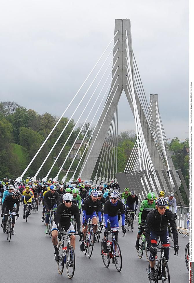 Racers at the Pont de la Poya