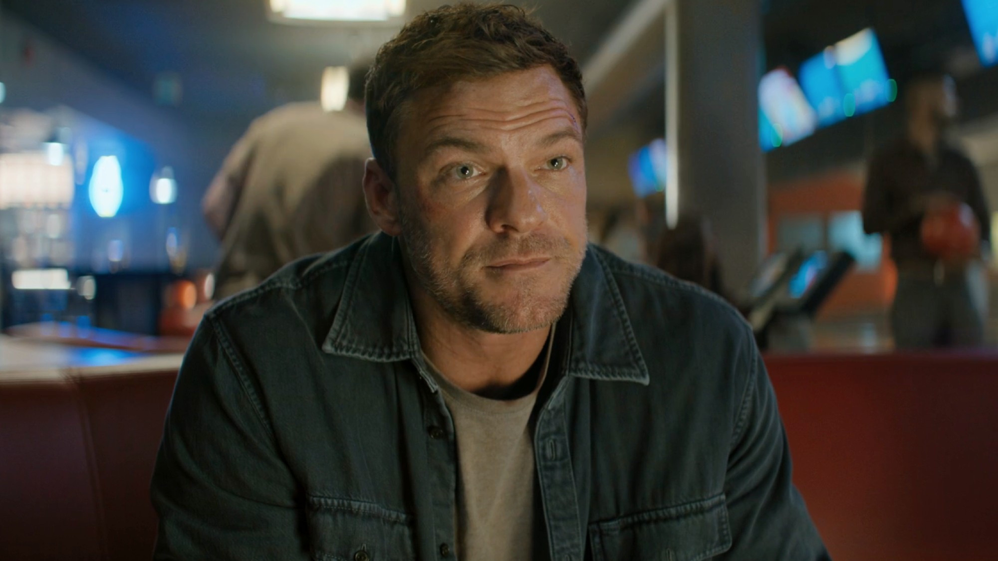 Alan Ritchson raising his eyebrows in Season 4 of Reacher. 